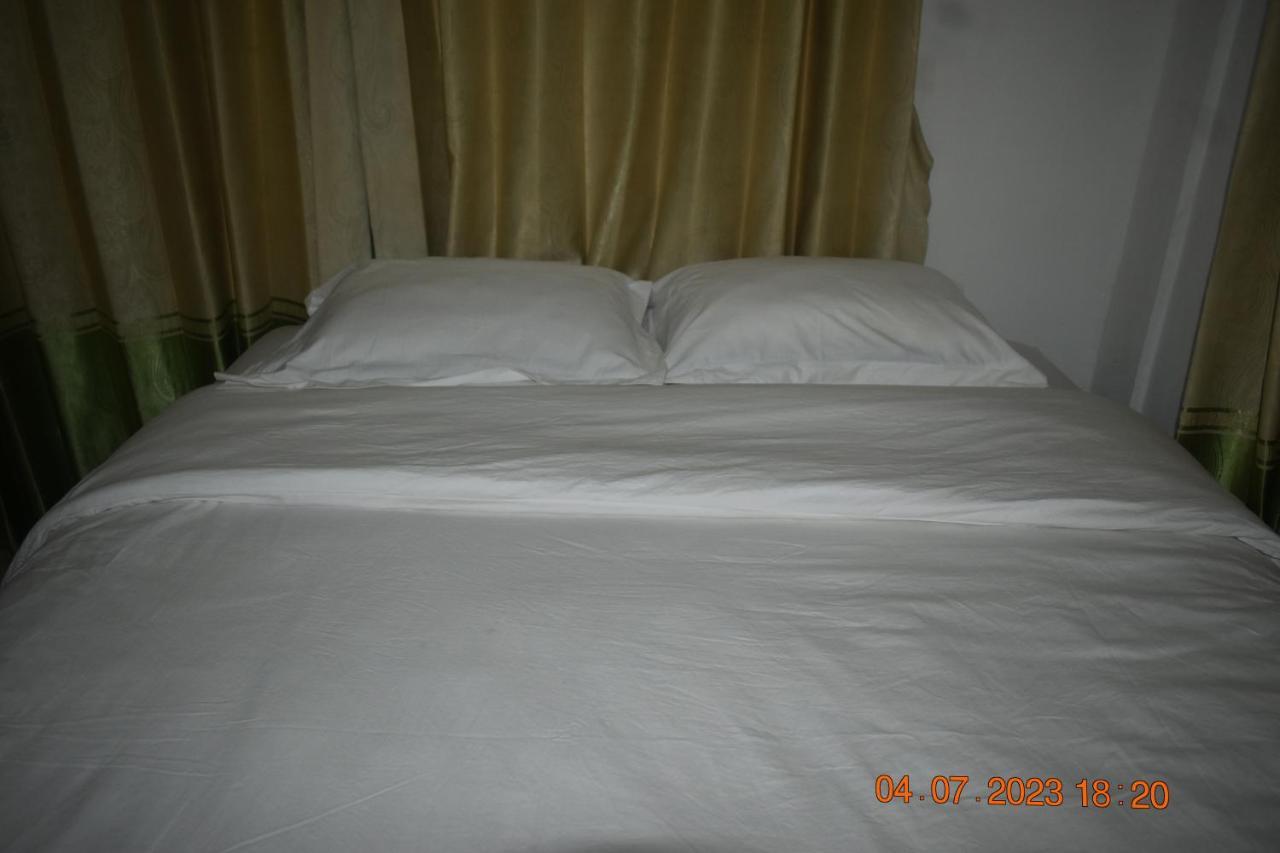 Four-G Home Stay & Komodo Tour 纳闽巴霍 外观 照片