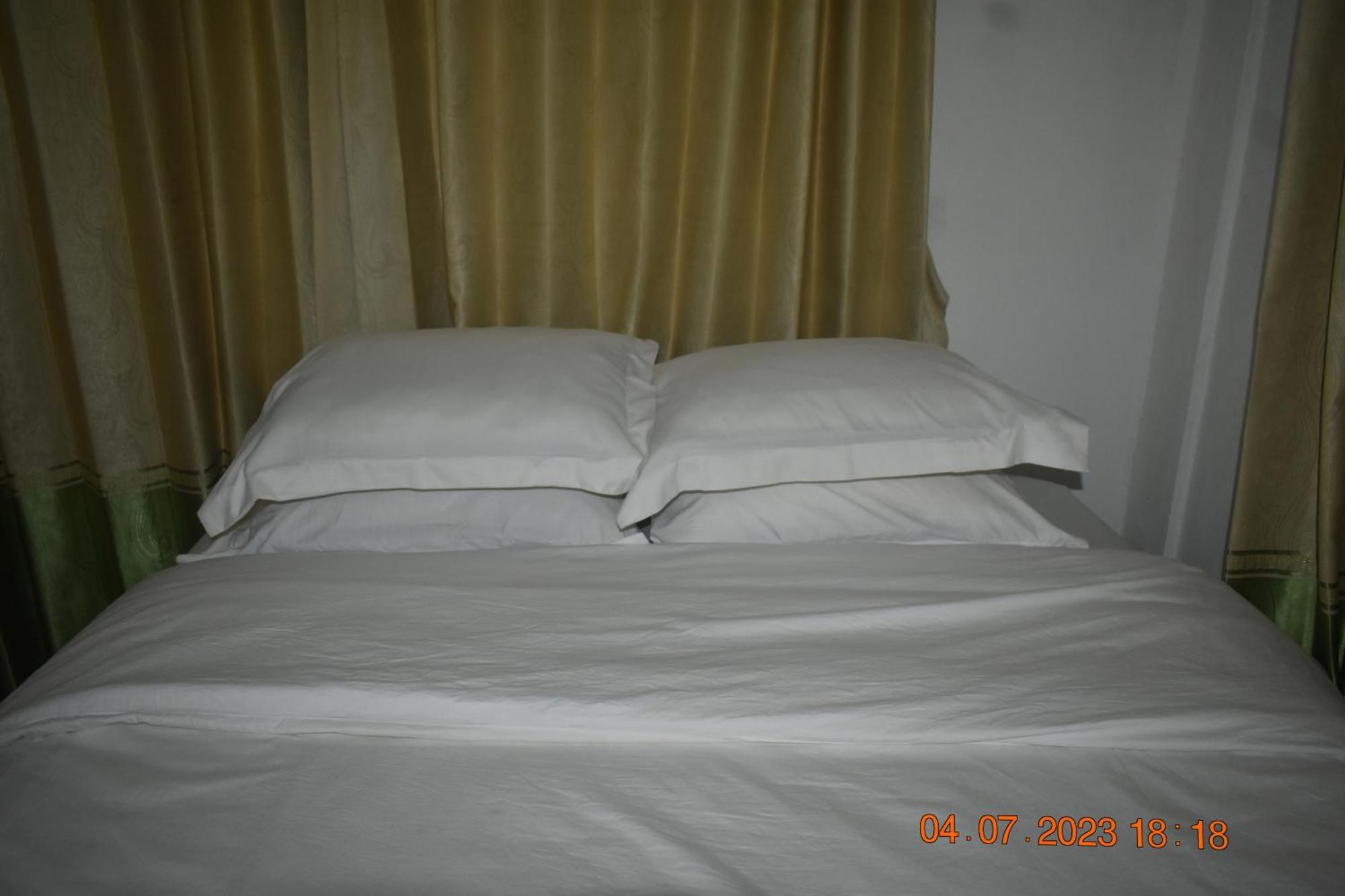 Four-G Home Stay & Komodo Tour 纳闽巴霍 外观 照片